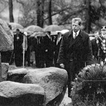 Prezident České republiky Václav Havel při pietním aktu MRK na místě bývalého koncentračního tábora pro Romy v Letech u Písku. 13. 5. 1995 zde pronesl projev na podporu boje proti rasismu. Foto: F. Horák, ze sbírky MRK | Muzeum romské kult