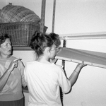 Stěhování Muzea romské kultury do rodinného domu na ul. Jugoslávské, vlevo tehdejší ředitelka muzea PhDr. Ilona Lázničková, září 1996, Brno. Foto: Jana Horváthová, ze sbírky MRK | Muzeum romské kultury