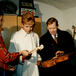 Návštěva prezidenta ČR Václava Havla v depozitáři Muzea romské kultury na Jugoslávské ulici v Brně.  19. březen 1999, Brno. Foto: Michaela Dvořáková, ze sbírky Muzea romské kultury. | Muzeum romské kultury