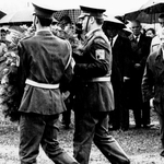 Odhalení památníku obětem romského holokaustu na místě někdejšího koncentračního tábora pro Romy v Letech u Písku, 13. květen 1995, Lety u Písku. Autor památníku: Zdeněk Hůla. Foto: F. Horák, ze sbírky MRK | Muzeum romské kultury