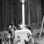 Instalace památníku obětem romského holokaustu na provizorním hřbitově zvaném Žalov nedaleko někdejšího KT pro Romy v Hodoníně u Kunštátu, srpen 1997. Foto: Jana Horváthová, ze sbírky MRK | Muzeum romské kultury