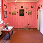 Výstava „E luma romane jakhenca – Svět očima Romů“ v MRK (24. 11. 2004 – 30. 3. 2005). Součástí výstavy byl tzv. kher (byt, dům), pohled do dekorativního interiéru romského obydlí. Foto: Magdalena Kucharičová, ze sbírky MRK