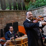 Vystoupení primáše Marka Baloga a jeho hostů z Budapešti na dvoře Muzea romské kultury během festivalu Ghettofest, 8. červen 2019, Brno. Foto: Adam Holubovský, ze sbírky MRK | Muzeum romské kultury