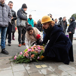 Pokládání kamenů zmizelých (Stolpersteine) na místě někdejší romské kolonie v Brně-Žebětíně, z níž byli dne 7. března 1943 místní Romové odvezeni prvním hromadným transportem Romů a Sintů. Foto: Adam Holubovský, ze sbírky MRK |